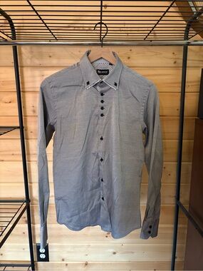 Men's Grey Long-Sleeve Button-Down Shirt with Contrast Inner Collar